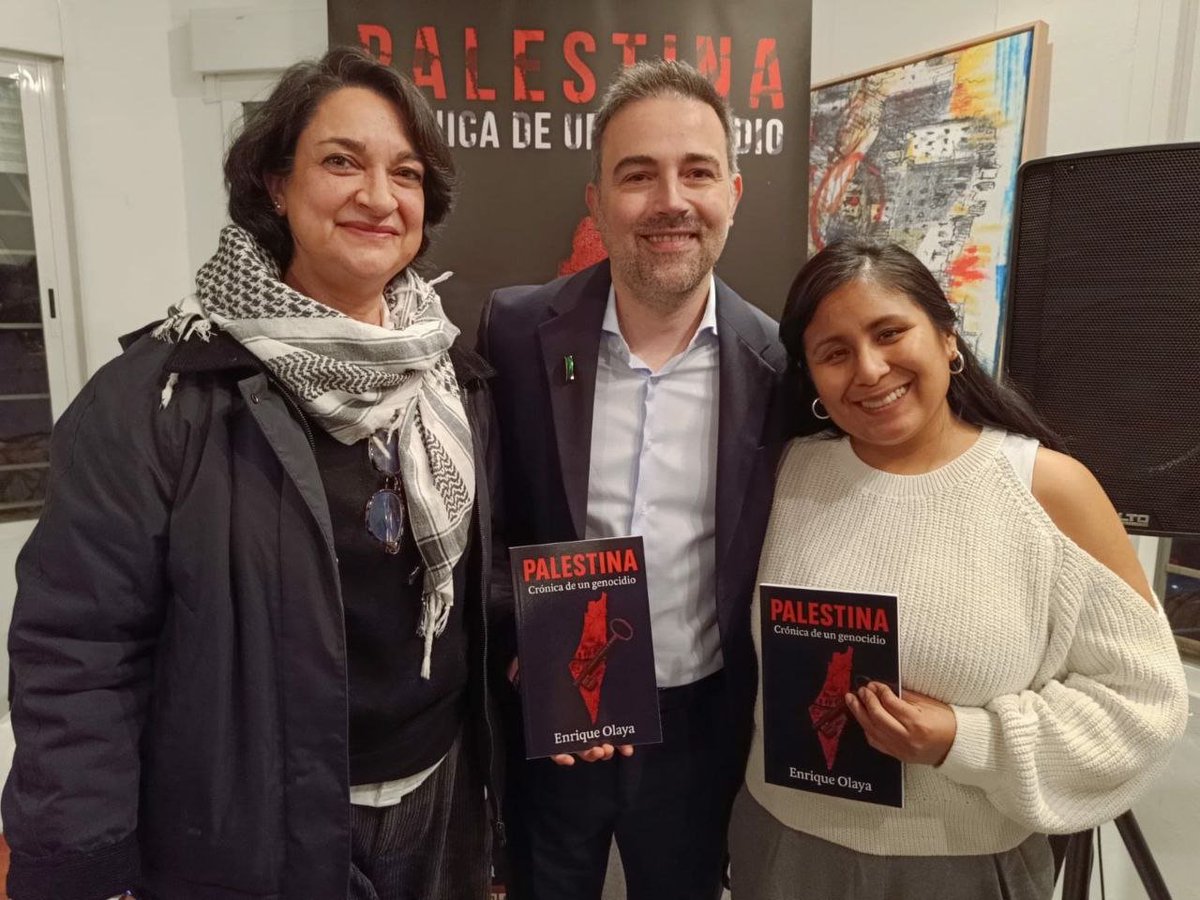 En la Embajada de Palestina, en la presentación del libro “Palestina. Crónica de un genocidio”. Gracias, <a href="/EOlayaG/">Enrique Olaya</a>, por invitarnos y por este trabajo tan necesario.