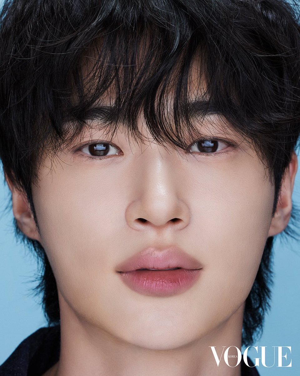 woonaissante's tweet image. 보그 코리아 인스타 #변우석 [1]

앰버서더 변우석이 그려낸 시그니처 프라다 블루의 또 다른 장면. 그 순간을 함께한 프라다 뷰티의 아이코닉 립 밤, 프라다 블루밤. 촉촉한 입술 위 자연스럽게 스며든 블러싱 컬러가 그의 얼굴에 맑은생기를 더합니다.