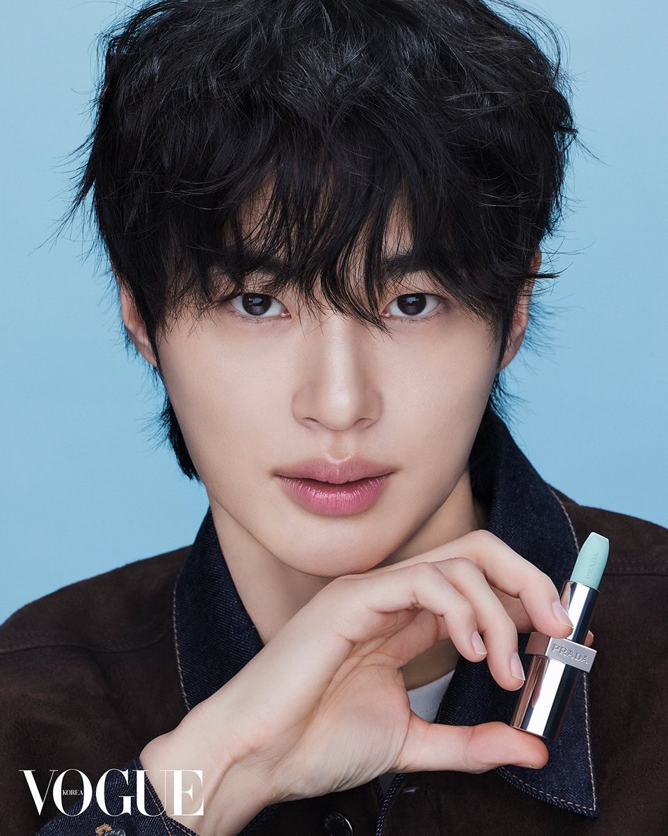 woonaissante's tweet image. 보그 코리아 인스타 #변우석 [1]

앰버서더 변우석이 그려낸 시그니처 프라다 블루의 또 다른 장면. 그 순간을 함께한 프라다 뷰티의 아이코닉 립 밤, 프라다 블루밤. 촉촉한 입술 위 자연스럽게 스며든 블러싱 컬러가 그의 얼굴에 맑은생기를 더합니다.