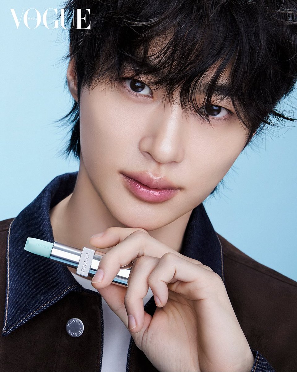 woonaissante's tweet image. 보그 코리아 인스타 #변우석 [1]

앰버서더 변우석이 그려낸 시그니처 프라다 블루의 또 다른 장면. 그 순간을 함께한 프라다 뷰티의 아이코닉 립 밤, 프라다 블루밤. 촉촉한 입술 위 자연스럽게 스며든 블러싱 컬러가 그의 얼굴에 맑은생기를 더합니다.