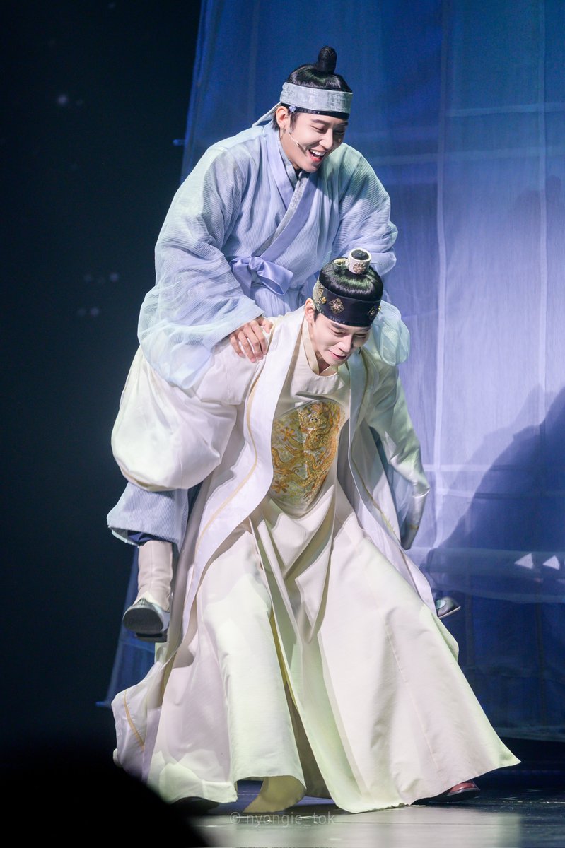 nyongie_tok's tweet image. 20260109 한복입은남자
영실-고은성
세종-신성록

어부바~