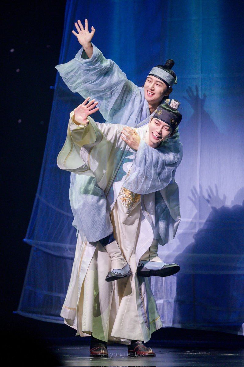 nyongie_tok's tweet image. 20260109 한복입은남자
영실-고은성
세종-신성록

어부바~