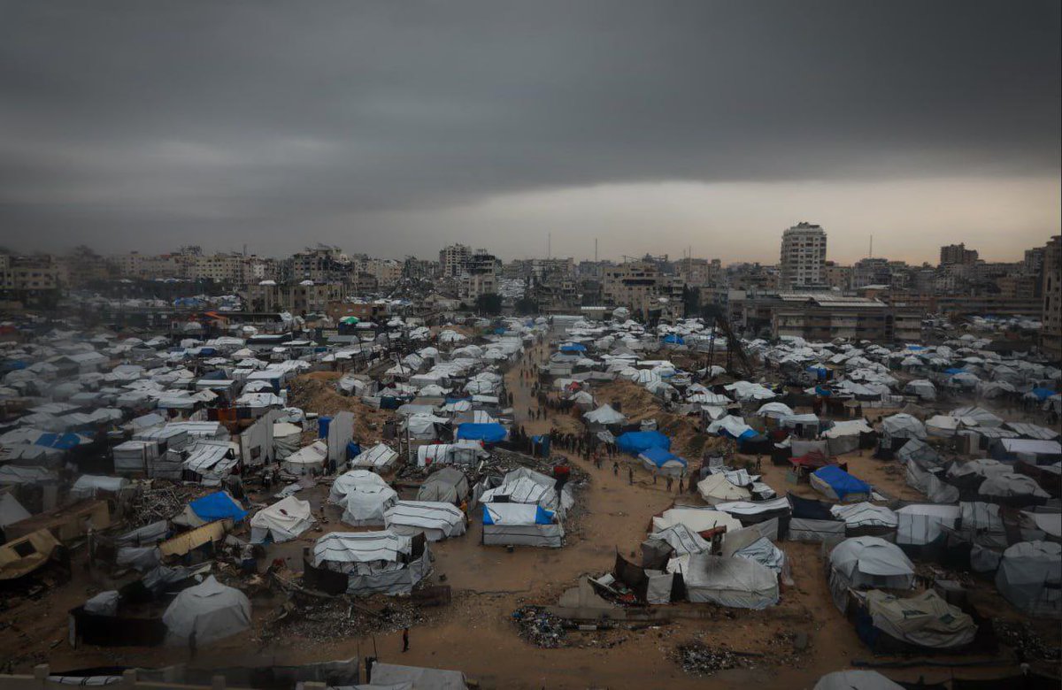 Strong winds, whirlwinds, and rain are hitting Gaza at this moment.