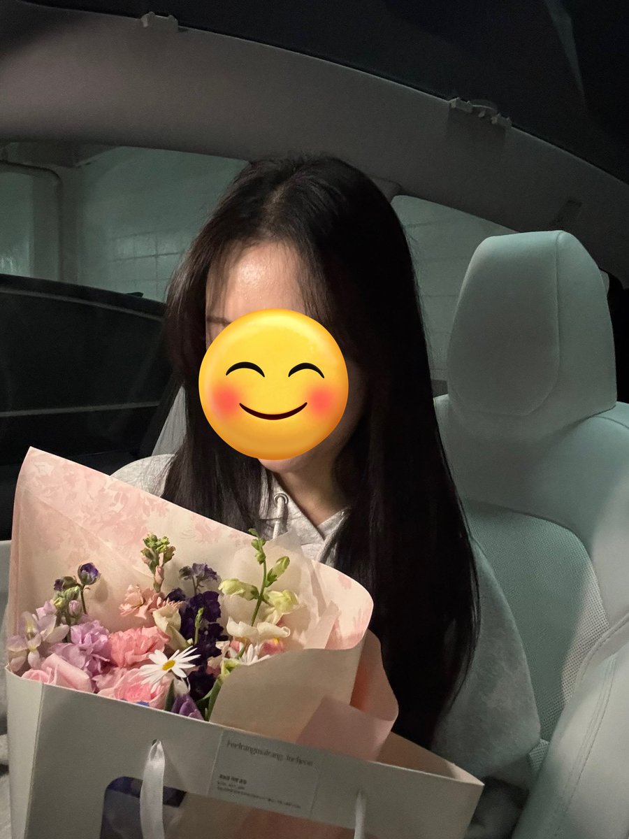 dobtwiter's tweet image. 여자친구 롯데월드가는데 어제 준 꽃 다시들고옴 사진찍고싶다고ㅋㅋㅋㅋㅋㅋㅋㅋㅋㅋㅋㅋ