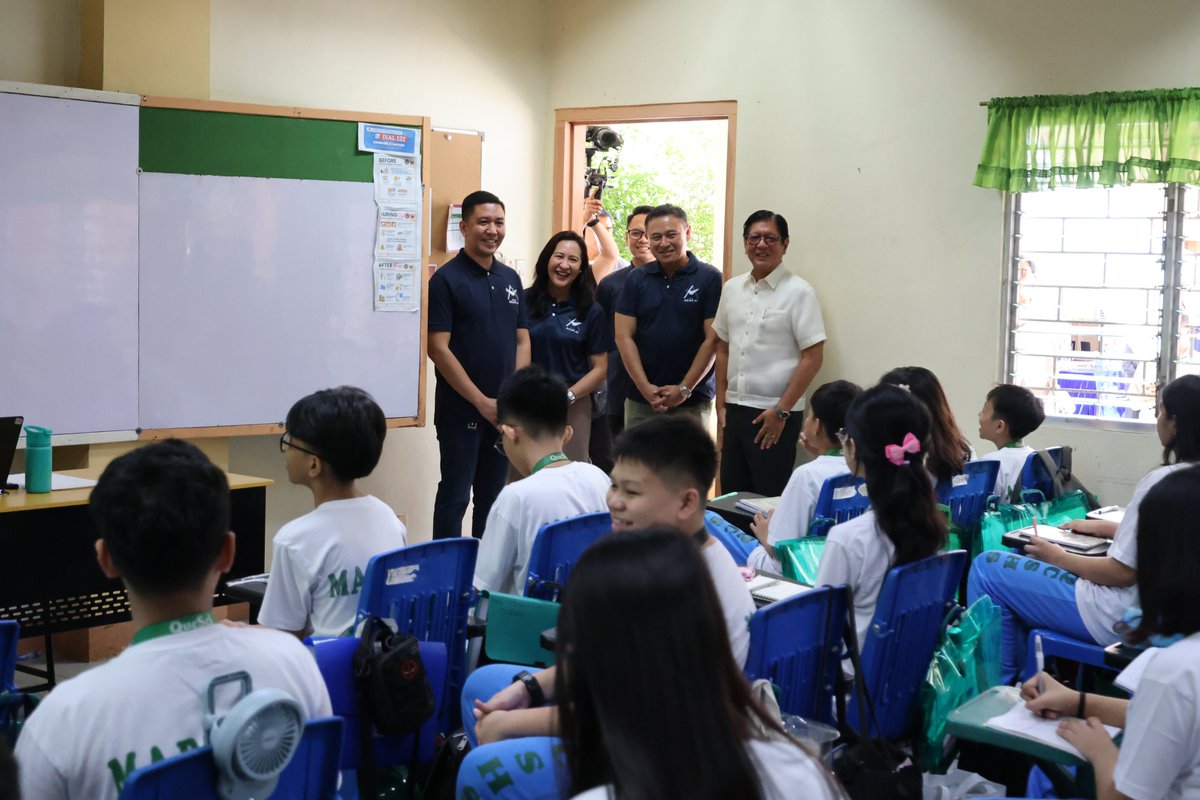 QCGov's tweet photo. Responsableng paggamit ng AI, suportado ng Lungsod Quezon!

Pinangunahan ni Pangulong Ferdinand R. Marcos, Jr. ang paglulunsad ng Project https://t.co/hOGPAMaNo2 (Accelerating Governance and Adaptive Pedagogy through Artificial Intelligence) sa Quezon City Science High School.

Layunin ng Project https://t.co/hOGPAMaNo2 na isulong ang ligtas, responsable, at epektibong paggamit ng Artificial Intelligence sa basic education upang mapahusay ang pagtuturo at pagkatuto.

Dumalo sa opisyal na paglulunsad sina Department of Education Secretary Sonny Angara, Quezon City Mayor Joy Belmonte, at mga kinatawan mula sa DepEd, partner institutions, at iba’t ibang education stakeholders.

Sa kanyang mensahe, sinabi ng Pangulo na sa tulong ng ASEAN Foundation at https://t.co/1Z7wy9eoK2, ilulunsad ng DepEd ang isang national AI skills training program na inaasahang maaabot ang hanggang 1.5 milyong mag-aaral, guro, at magulang.

Magpapatupad din ang DepEd ng pilot testing ng mga AI-powered tools at platforms upang suportahan ang pagtuturo sa silid-aralan at ang pang-araw-araw na operasyon ng mga paaralan.

Ipinahayag naman ng Pamahalaang Lungsod Quezon ang patuloy nitong pakikiisa sa mga programang maghahanda sa mga mag-aaral sa mga hamon at oportunidad ng panahon ng AI.