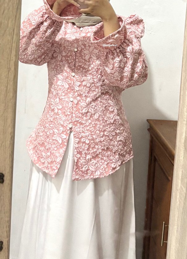 Intjerest's tweet image. Plisss SUKA BANGET sama blouse kebaya ini.. 😫🩷