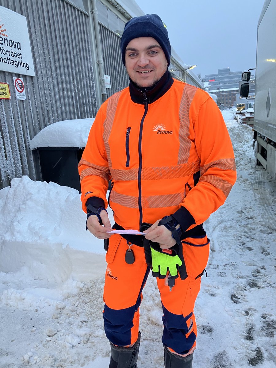 Idag åker jag med Vildan på Förrådstransporter. Han jobbar på Renova sen 15 år. Grym på att laga trasiga kärl och köra ut säck. När han är ledig vill han vara med sin familj och hitta på roliga saker med barnen.