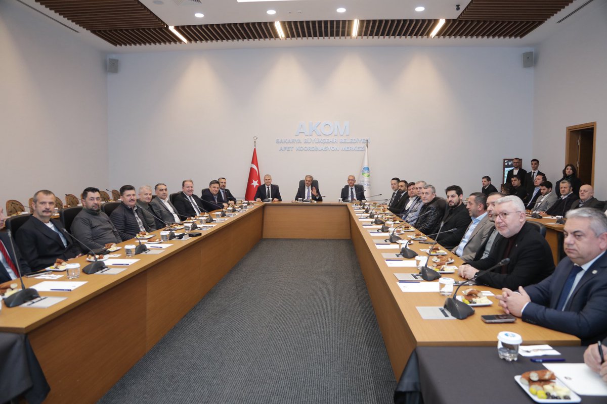 akgunaltug1's tweet photo. Bugün, Meclis Başkanımız Erdem Ercan, yönetim kurulu üyelerimiz, meslek komitesi başkanlarımız ve ihtisas komisyonlarımızın temsilcileriyle Sakarya Büyükşehir Belediye Başkanımız Sayın Yusuf Alemdar’ın davetlisi olarak AKOM’da bir araya geldik. 

Sayın Başkanımız göreve geldikleri günden bugüne değin şehre yönelik faaliyetler hakkında bilgi paylaştı. İlimizin her anlamda gelişimi için çalışmalar ve geleceğine ilişkin projelerini sundu. Özellikle Sapanca Gölümüzü korumak, kentsel dönüşüm, ulaşım ve toplu taşımada çeşitliliği artırmak ile düzenli sanayileşme adına girişimlerini takdir ediyor ve de destekliyoruz. 

Kendisine daveti ve Odamız organlarına yakın ilgisi için teşekkür ediyorum. SATSO olarak biz de; şehrimizin ekonomik gelişimi, üretiminin çoğalması ve ticaret hacminin genişlemesi başta olmak üzere Sakarya’mız için gövdemizi taşın altına koyarak çalışmaya, Büyükşehir Belediyemizle de her konuda paydaş olarak çalışmaya ve şehrin faydasına her projede destek olmaya devam edeceğiz. 
@sbYusufAlemdar @erdemercan54