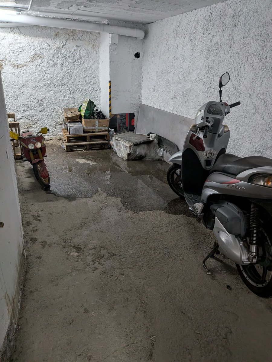 AltPenedesAC's tweet image. 🚧Vergonyós el que passa a les obres del c/ Barcelona amb Mestre Antoni Torelló a Sant Sadurní. 
No han posat impermeabilització, no han segellat les juntes i cada pluja inunda els pàrquings.

Un veí ho comenta al cap d’obra i rep aquesta resposta: “Qualsevol queixa, a…