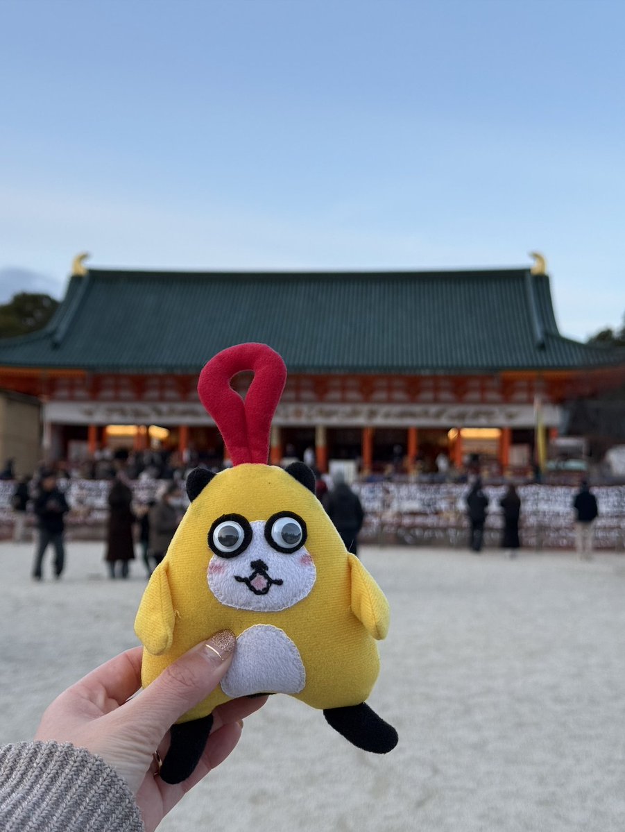 島根旅の次は…京都！🧳
 #あうもん ついに平安の都へ…✨

向かった先は #平安神宮⛩️

朱色の大鳥居と広い境内は
歩くだけで気持ちが整う場所😌

この空気、好きな人はいいね♡