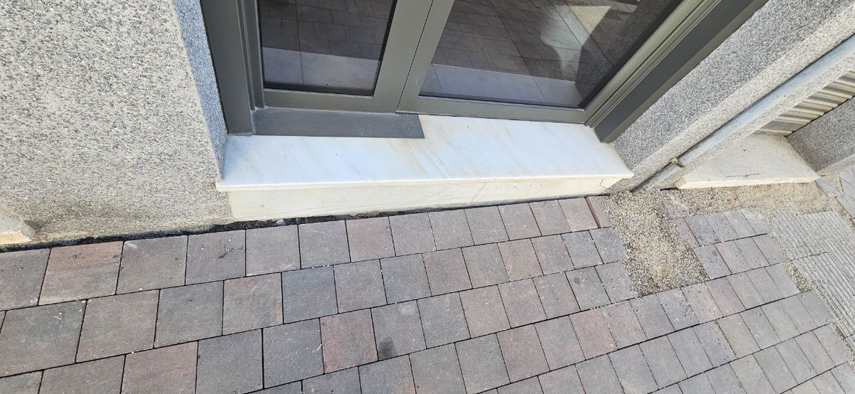 AltPenedesAC's tweet image. 🚧Vergonyós el que passa a les obres del c/ Barcelona amb Mestre Antoni Torelló a Sant Sadurní. 
No han posat impermeabilització, no han segellat les juntes i cada pluja inunda els pàrquings.

Un veí ho comenta al cap d’obra i rep aquesta resposta: “Qualsevol queixa, a…