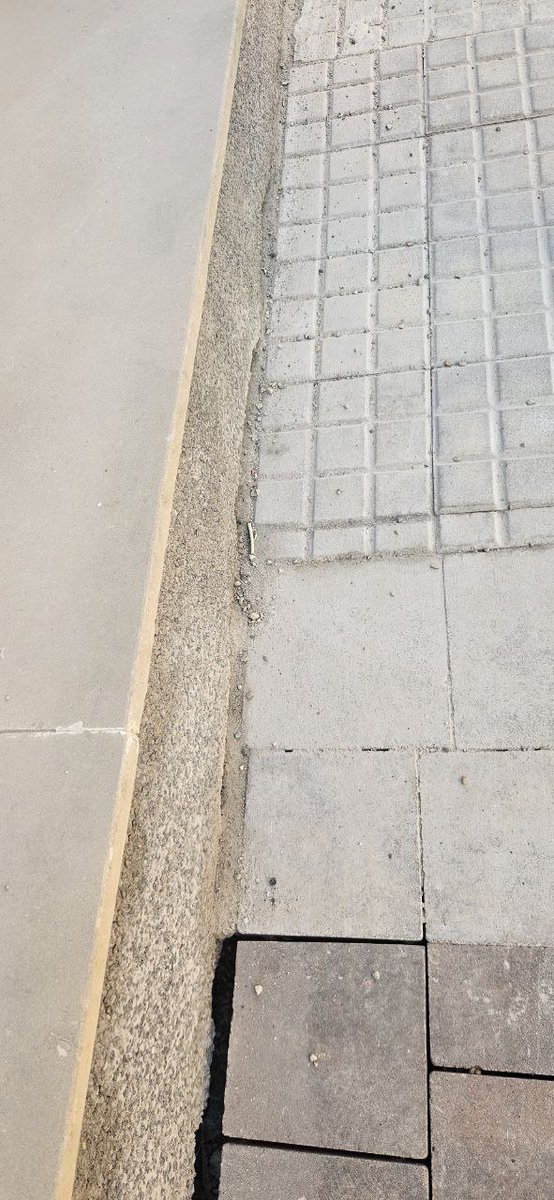 AltPenedesAC's tweet image. 🚧Vergonyós el que passa a les obres del c/ Barcelona amb Mestre Antoni Torelló a Sant Sadurní. 
No han posat impermeabilització, no han segellat les juntes i cada pluja inunda els pàrquings.

Un veí ho comenta al cap d’obra i rep aquesta resposta: “Qualsevol queixa, a…