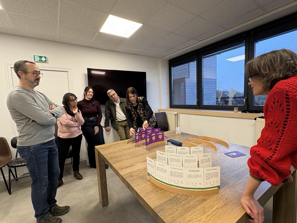 FDLConnaissance's tweet photo. Une nouvelle session de La Fresque de la Connaissance est en cours à Angers ! 
Elle réunit des participants de structures variées. 
 
Pour plus d’infos : https://t.co/fbigsa9Ueg https://t.co/bPA6El1bVQ