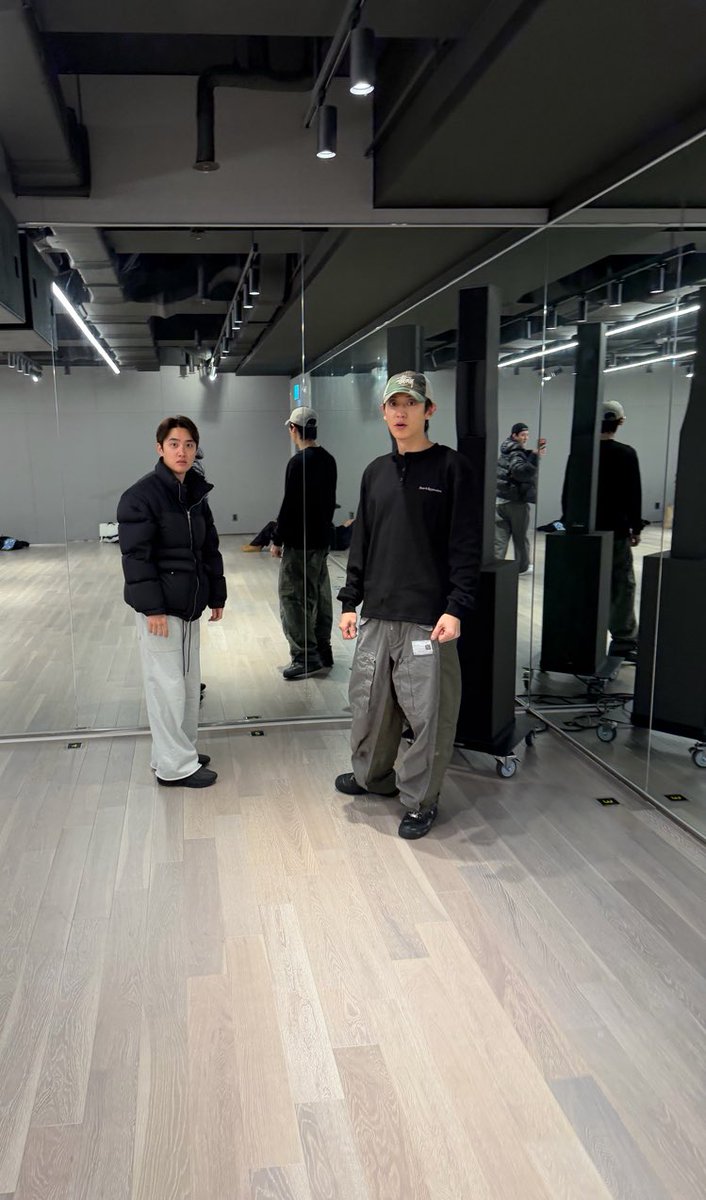 milkteus's tweet image. 260109 sehun 🧼💌

(photo of kyungsoo and chanyeol)
“got caught while secretly taking a photo”
(photo of chanyeol mid-air kicking sehun)
“i got caught and scolded”