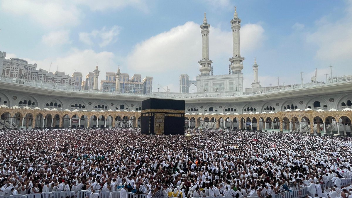 alekhbariyaFRA's tweet image. 🕋 | À l’approche de la prière du vendredi, la Grande Mosquée connaît une forte affluence de pèlerins et de visiteurs, dans un cadre d’organisation rigoureuse et de services remarquables.

#MosqueeSacree #Makkah #Vendredi #Umrah #ArabieSaoudite #EKHactualités