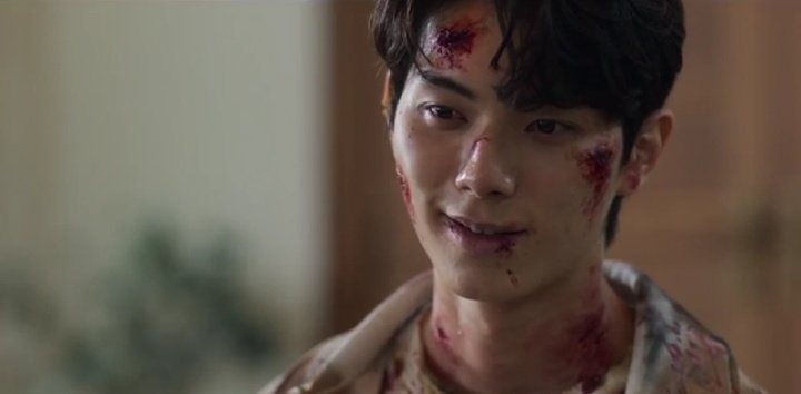 solacrush's tweet image. sepanjang film cuman fokus sm villain nya doang😔🫰