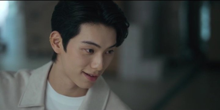 solacrush's tweet image. sepanjang film cuman fokus sm villain nya doang😔🫰