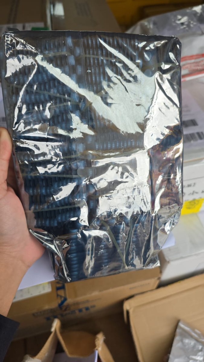 SIARAN MEDIA : AKPS KLIA RAMPAS UBAT-UBATAN TIDAK BERDAFTAR BERNILAI RM10,000

#MalaysiaMadani
#mcba
#akpsklia
#bordercontrol