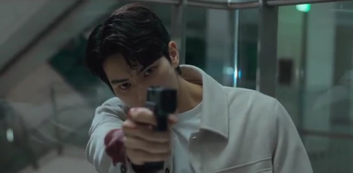 solacrush's tweet image. sepanjang film cuman fokus sm villain nya doang😔🫰