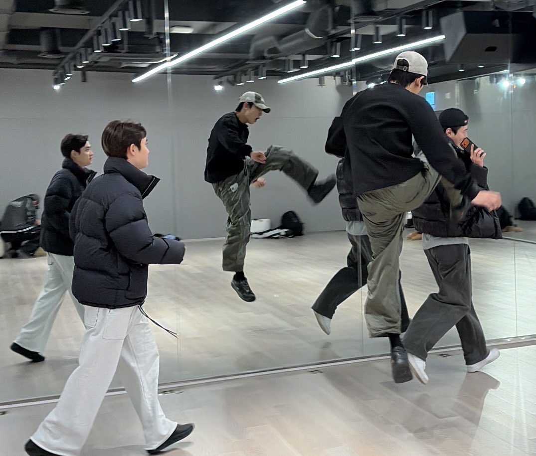 ㅆ발 ㅋㅋㅋㅋㅋㅋ 오세훈 멤버들 도촬 엔딩
딱 걸려서 날라차기 당하고 도경수는 저벅저벅 응징하러 걸어감