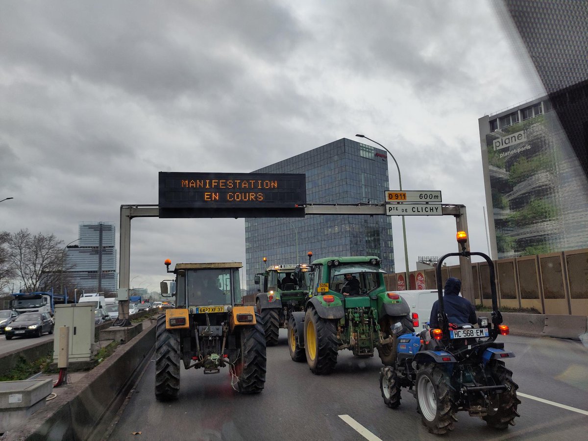 Les tracteurs de la Confédération paysanne sont sur le périphérique parisien depuis ce matin. Le jour du vote de l'accord UE-Mercosur, toute répression du mouvement paysan serait un scandale supplémentaire #StopUEMercosur #stopabattagetotal #SouveraineteAlimentaire #revenupaysan