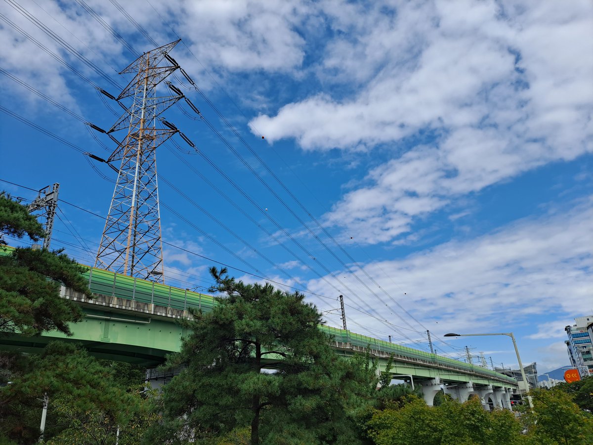 누가 뭐래도 저는 양산의 딸일 수밖에 없는 것입니다. 우리 고장 얼마나 푸르고 이쁘게요.