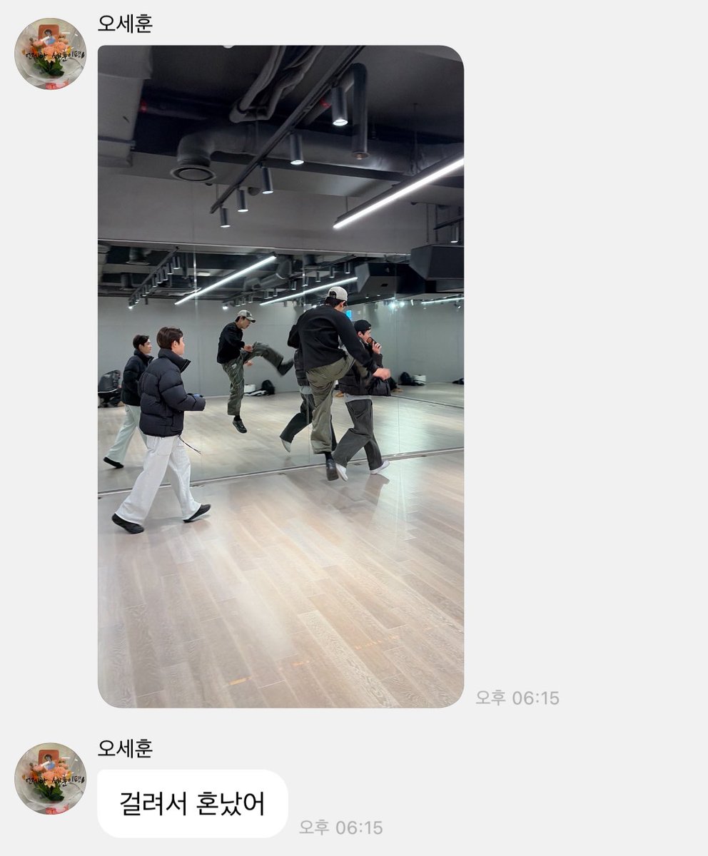 dohzzangdol's tweet photo. 아  오세훈 엑소도촬하다가 걸려서혼난거 ㅈㄴ웃겨
근데 이게 도촬이맞음? 너무대놓고찍고있잖아 https://t.co/GICf1WH75m