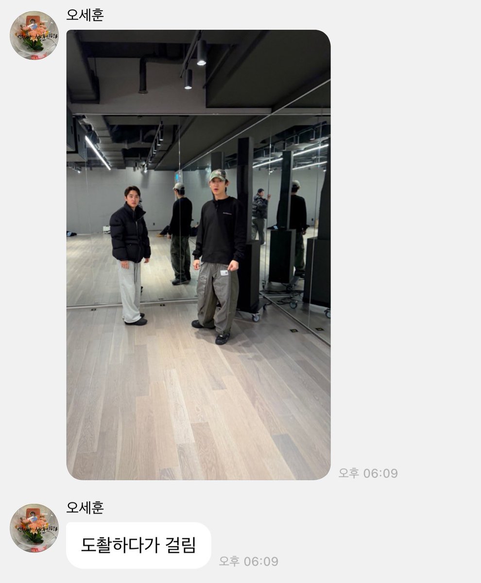dohzzangdol's tweet photo. 아  오세훈 엑소도촬하다가 걸려서혼난거 ㅈㄴ웃겨
근데 이게 도촬이맞음? 너무대놓고찍고있잖아 https://t.co/GICf1WH75m