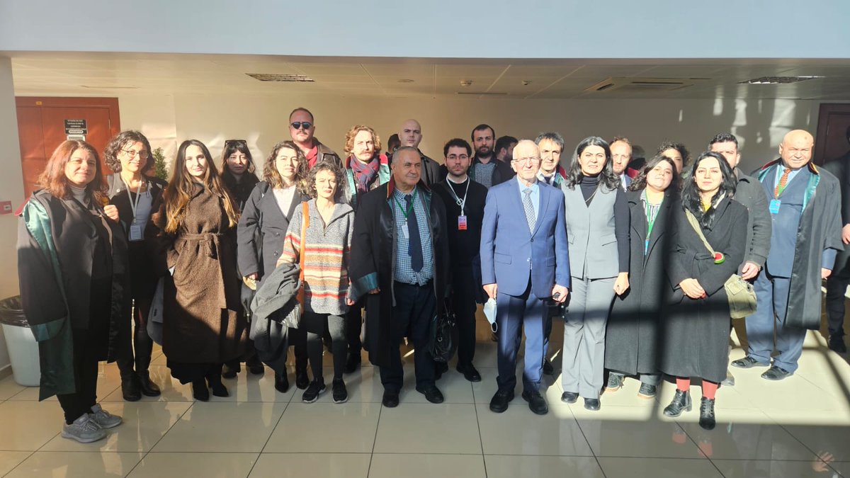 İstanbul Barosu Başkanı ve Yönetim Kurulu Üyeleri hakkında açılan davanın karar duruşmasında MYK ve PM üyelerimiz, İstanbul İl Başkanımız ve parti avukatlarımızdan oluşan heyetle birlikte Silivri’deyiz.

Savunma susmadı, susmayacak. #İstanbulBarosununYanındayız #SavunmaSilivride