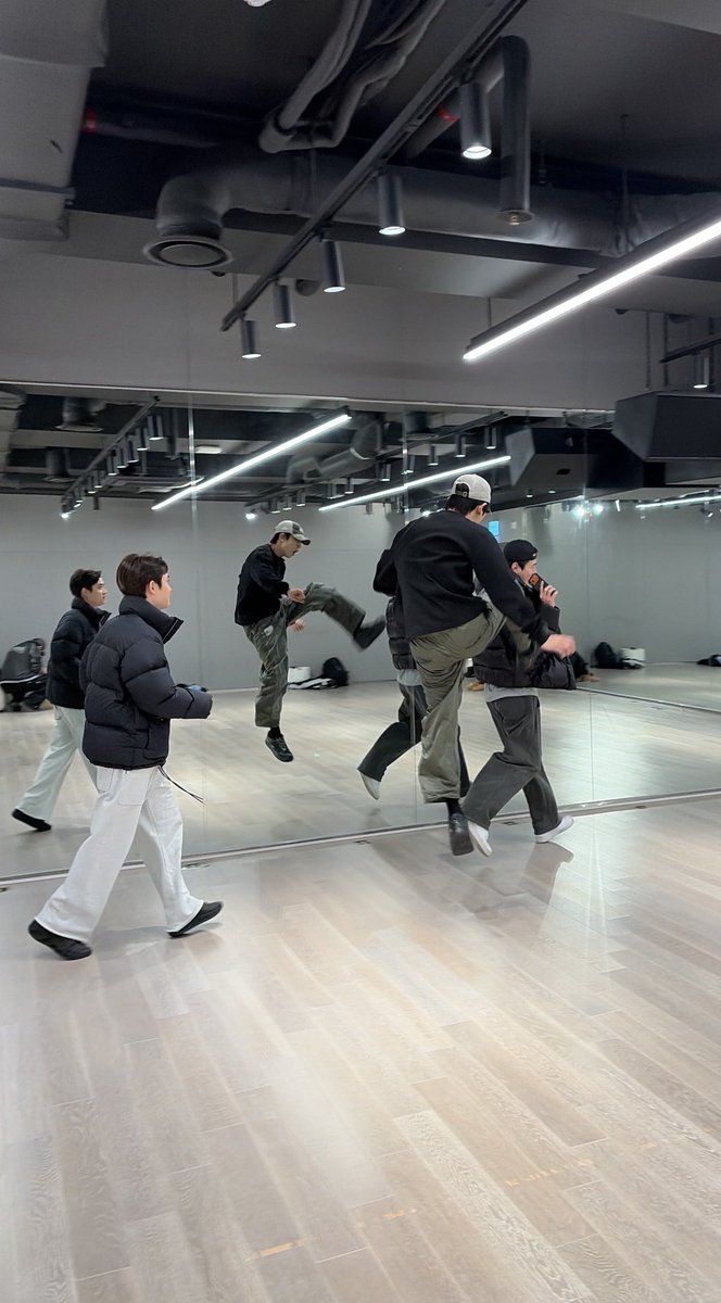 milkteus's tweet image. 260109 sehun 🧼💌

(photo of kyungsoo and chanyeol)
“got caught while secretly taking a photo”
(photo of chanyeol mid-air kicking sehun)
“i got caught and scolded”
