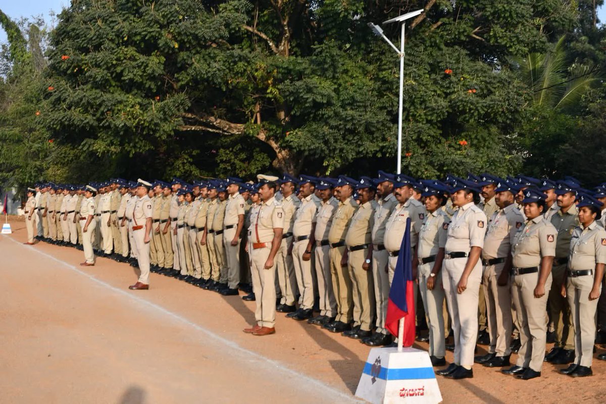 ಬೆಂಗಳೂರು ಜಿಲ್ಲಾ ಕವಾಯತು ಮೈದಾನದಲ್ಲಿ "ಸೇವಾ ಕವಾಯತು" ಕೈಗೊಂಡು ಜಿಲ್ಲೆಯ ಅಧಿಕಾರಿ / ಸಿಬ್ಬಂದಿ ರವರುಗಳಿಗೆ ಕಾರ್ಯನಿರ್ವಹಣೆ ವೇಳೆ ಅನುಸರಿಸಬೇಕಾದ ಸಲಹೆ ಸೂಚನೆಗಳನ್ನು ನೀಡಲಾಯಿತು.
#BengaluruDistrictPolice