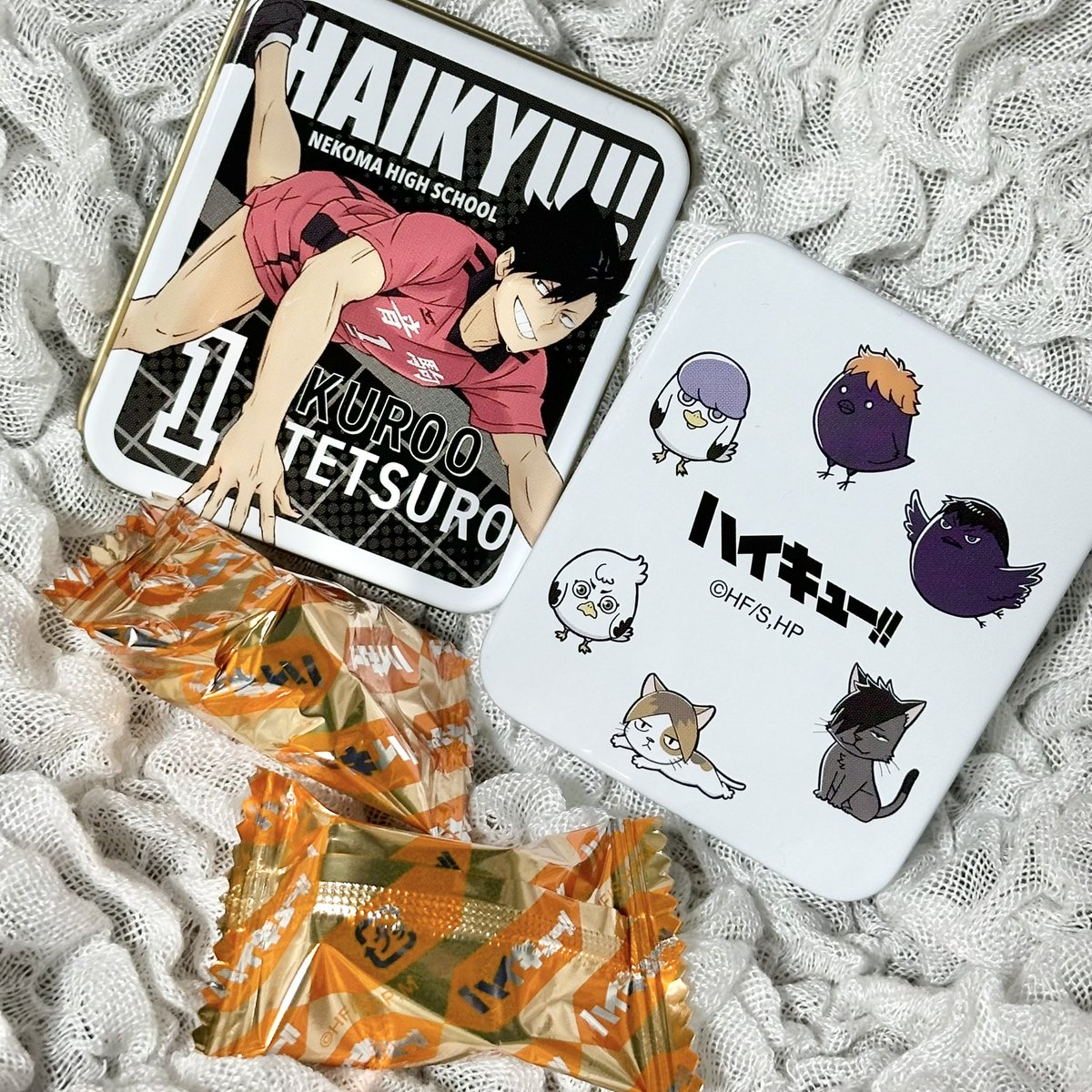 ハイキューのチョコが売ってたのでヒナガラスチョコとキャラタブ缶を