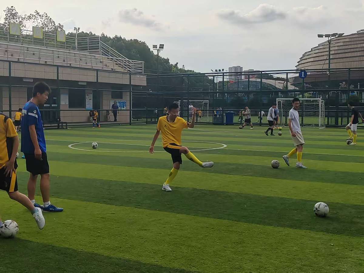 下场拼抢最硬的小脚，穿着丝袜想做最甜的妹妹，哈哈哈哈哈真是好巨大反差的弟弟