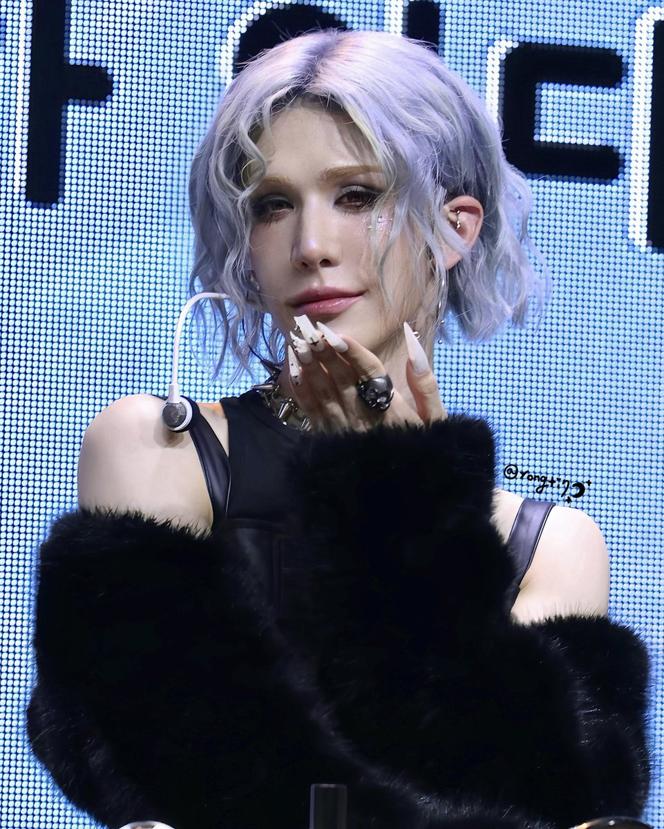 mimiiverseee's tweet image. here to say that when i first met muti they were on under19 and i clearly remember falling in love with their blue hair and talent. now looking at them after 8 years, same hair color but all grown up and finally having found their true self, is making me feel very emotional🥹