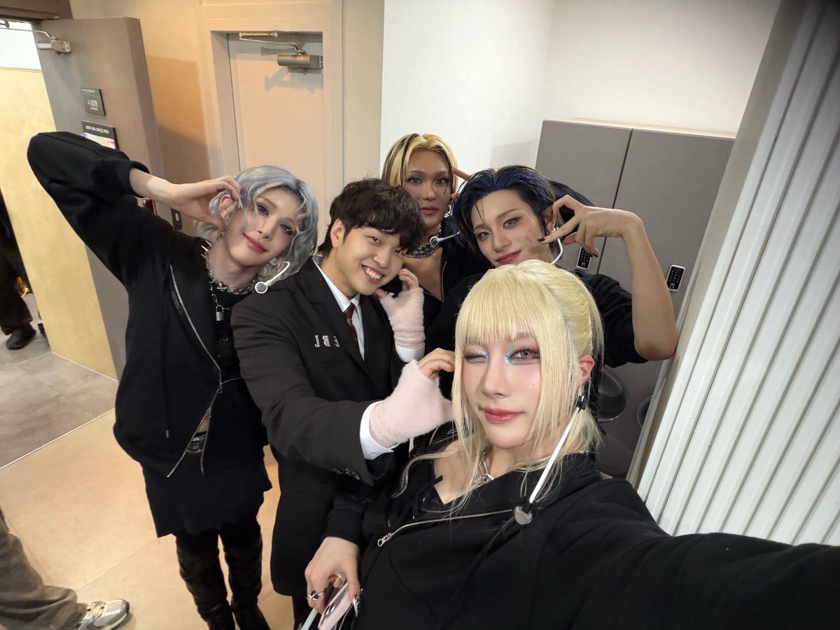 YJP_official's tweet image. 소중한 1주년, 첫 팬콘을 함께 할 수 있어서 행복했어요! 엑스러브 무대를 옆에서 보며 참 멋졌고 놀랍도록 아름다웠습니다! 
예술이라는 말이 너무나 잘 어울리는 엑스러브! 저도 이불이 되어 함께 앞으로도 응원할게요💪😆

#엑스러브 #XLOV #XLOV_1st_Anniversary