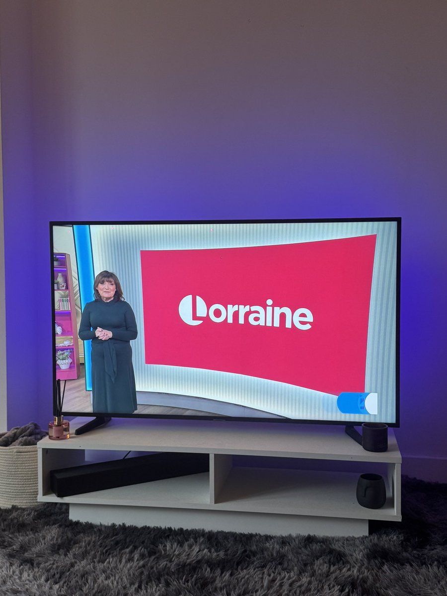 _hxrrybxtt's tweet image. I can’t quite believe what I’m seeing here. No, my eyes are not deceiving me. Lorraine Kelly is hosting her own show… ON A FRIDAY. 

Of course, she’s only doing 30 mins for each show now rather than 60. The cheek of it #Lorraine