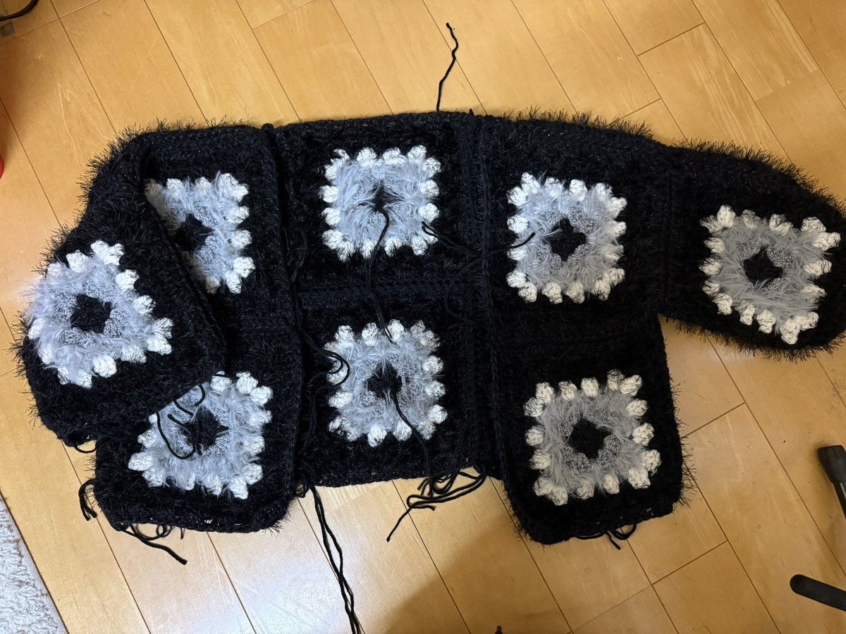 あかん、おかしい🧐ネットで色んなグラニースクエアのジャケットあって、柔らかくてふわふわに見えたのに😓ずっしりと重い、重すぎる😓ジャケットにしようか😓😓😓