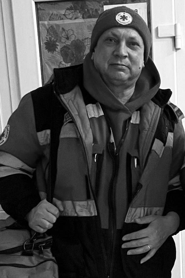 denisvanvliet's tweet image. Dit is Serhij Smoljak (56), een van de vier doden bij de Russische aanval op Kyiv afgelopen nacht. De medisch hulpverlener was onderweg om mensen te helpen na de eerste inslag, toen Rusland met een bewuste ‘double tap’ opnieuw toesloeg bij een flat. 🥀 bukvy.org/u-moz-nazvaly-…