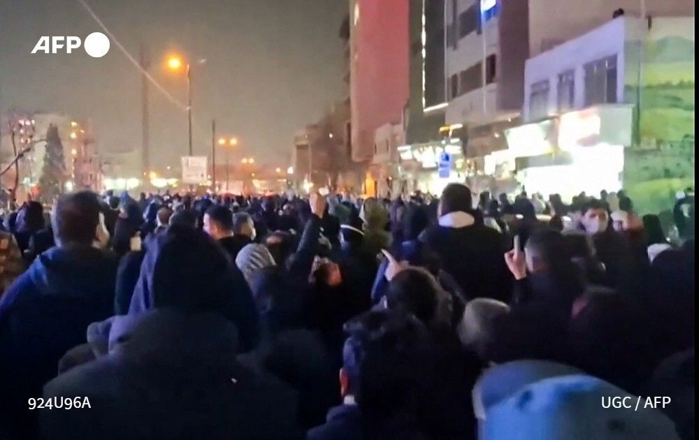 🇮🇷 Iranians staged their biggest protests yet of an almost two week movement sparked by anger over the rising cost of living, chanting slogans including "death to the dictator" and setting fire to official buildings, videos showed Friday. 
➡️ u.afp.com/SXQP