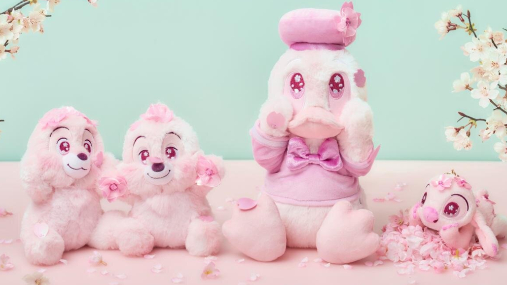 ディズニーストアから“桜色”プーさん＆ドナルドダックぬいぐるみ、春を