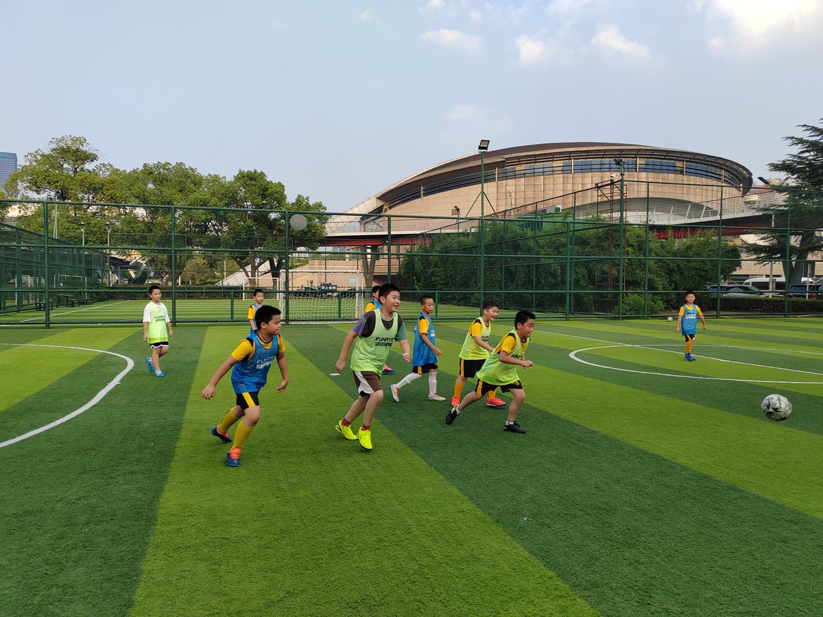 每次训练不论冷热都要穿着一丝不苟的白色足球袜而且还要把他的足球袜拉到最长的状态把膝盖几乎完全包住的