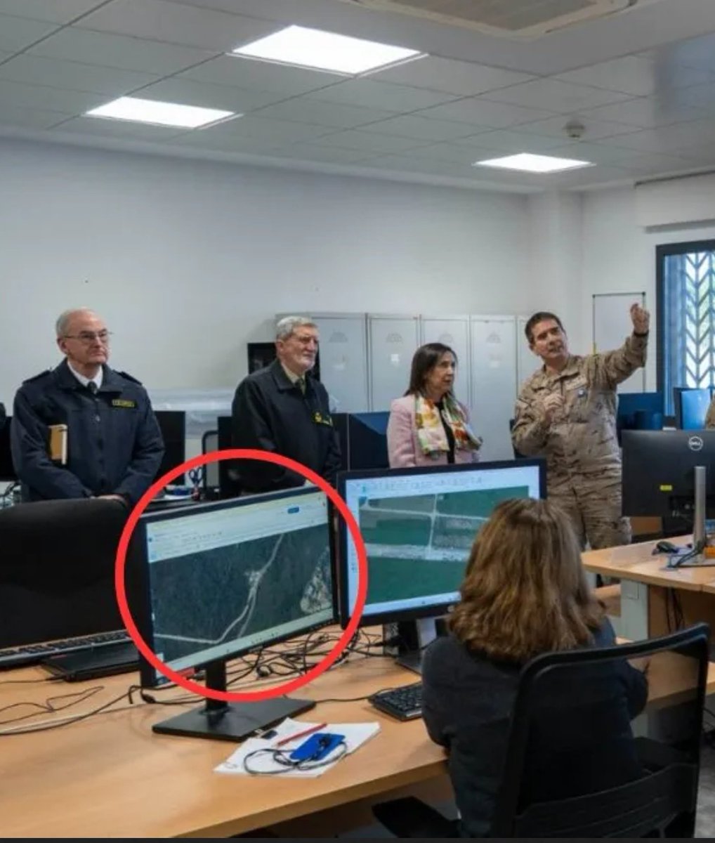 GabrielAraujoES's tweet image. 🔴 El Gobierno revela por error que un satélite espía de España vigila el búnker de Delcy.

Una foto de la visita de Margarita Robles al CIFAS muestra mapas de Caracas en uno de los ordenadores.

¡Menuda chapuza!
Lo que se ve en el mapa es la zona de la entrada principal a Fuerte…