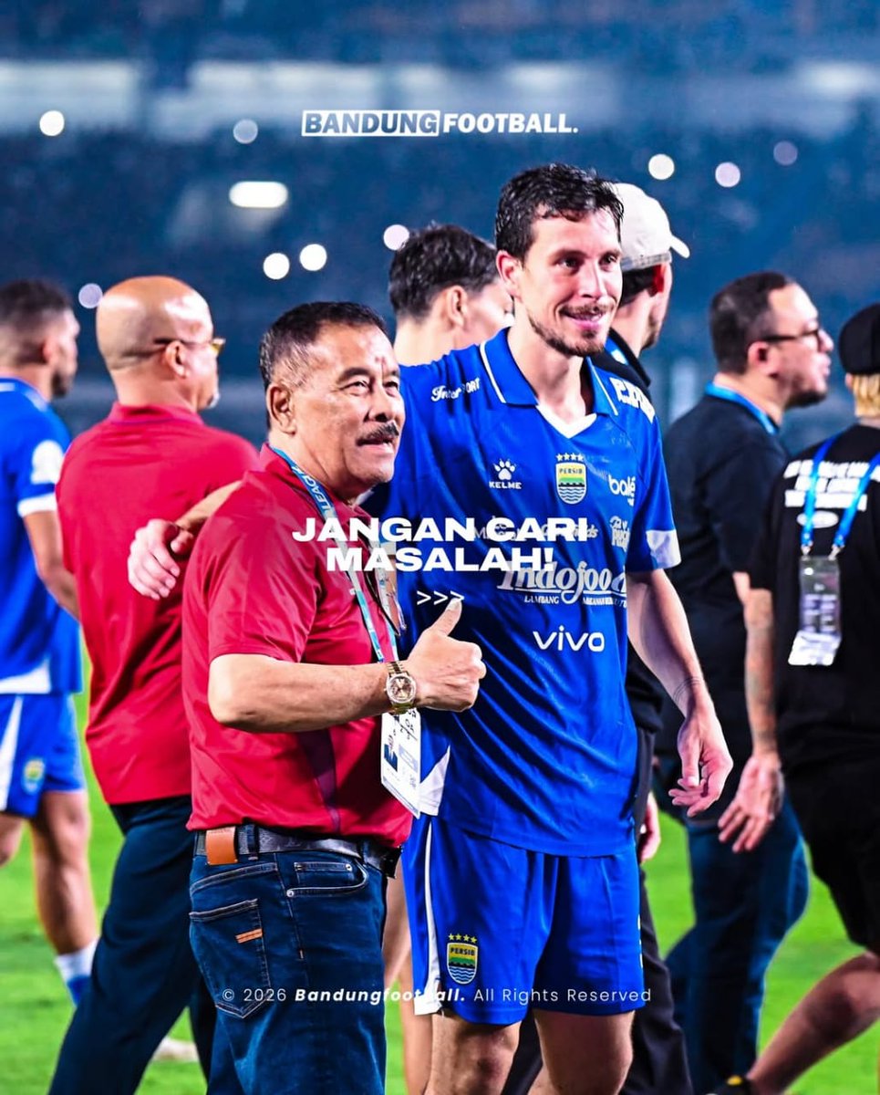 bandungfootball's tweet image. Titipan pesan dari Wa Haji teruntuk seluruh elemen bobotoh dalam hajatan akbar weekend ini 😄

Tertib ah, tahan egonya, flarenya jangan dinyalain di stadion ya. Silih ngingetin yang duduk sebelahan nanti. Bisi dinanaonkeun engke sanksina 😃

#BandungFootball #BFCOM #Persib…