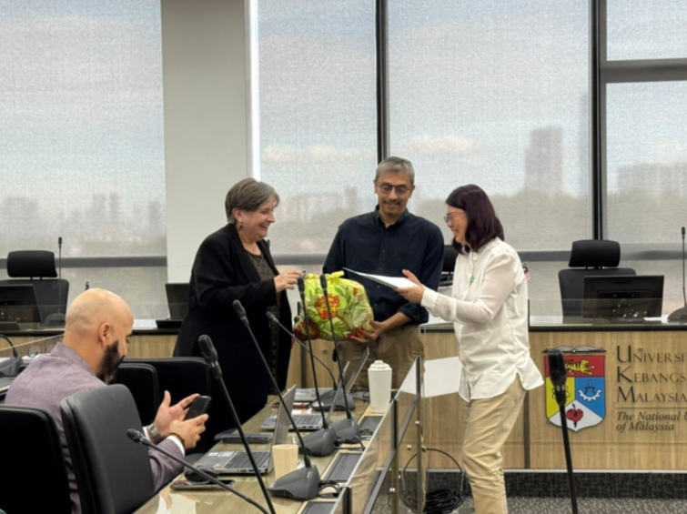 UNUGlobalHealth's tweet photo. Yesterday 8th January 2026, at 𝗨𝗻𝗶𝘃𝗲𝗿𝘀𝗶𝘁𝗶 𝗞𝗲𝗯𝗮𝗻𝗴𝘀𝗮𝗮𝗻 𝗠𝗮𝗹𝗮𝘆𝘀𝗶𝗮 (𝗨𝗞𝗠), a crucial conversation took place between health experts and the media.

UNU-IIGH Policy Research Lead 𝗣𝗿𝗼𝗳. 𝗗𝗿. 𝗗𝗮𝘃𝗶𝗱 𝗠𝗰𝗖𝗼𝘆 (@dcmccoy11) alongside 𝗗𝗿. 𝗖𝗵𝗮𝗻 𝗖𝗵𝗲𝗲 𝗞𝗵𝗼𝗼𝗻, 𝗗𝗿. 𝗖𝗵𝗲𝗲 𝗛𝗲𝗻𝗴 𝗟𝗲𝗻𝗴, 𝗗𝗿. 𝗦𝗲𝗮𝗻 𝗧𝗵𝘂𝗺 (@Seanthum), and 𝗠𝘀. 𝗟𝗼𝗵 𝗙𝗼𝗼𝗻 𝗙𝗼𝗻𝗴 (@FoonFong) unpacked the complexities of healthcare financing, system resilience, and reform scenarios.

Informed journalism is a cornerstone of effective public health policy. By equipping media professionals with deeper analytical tools and trusted expert networks, we strengthen the public discourse on Malaysia’s healthcare future.

A heartfelt thank you to all the journalists, panelists, and organising partners for making the 𝗛𝗲𝗮𝗹𝘁𝗵 𝗦𝘆𝘀𝘁𝗲𝗺𝘀 & 𝗙𝗶𝗻𝗮𝗻𝗰𝗶𝗻𝗴 𝗪𝗼𝗿𝗸𝘀𝗵𝗼𝗽 a resounding success. This collaborative effort between 𝗖𝗶𝘁𝗶𝘇𝗲𝗻𝘀’ 𝗛𝗲𝗮𝗹𝘁𝗵 𝗜𝗻𝗶𝘁𝗶𝗮𝘁𝗶𝘃𝗲, 𝘁𝗵𝗲 𝗡𝗮𝘁𝗶𝗼𝗻𝗮𝗹 𝗨𝗻𝗶𝗼𝗻 𝗼𝗳 𝗝𝗼𝘂𝗿𝗻𝗮𝗹𝗶𝘀𝘁𝘀 𝗣𝗲𝗻𝗶𝗻𝘀𝘂𝗹𝗮𝗿 𝗠𝗮𝗹𝗮𝘆𝘀𝗶𝗮 (@nujmalaysia), 𝘁𝗵𝗲 𝗠𝗮𝗹𝗮𝘆𝘀𝗶𝗮𝗻 𝗠𝗲𝗱𝗶𝗰𝗮𝗹 𝗔𝘀𝘀𝗼𝗰𝗶𝗮𝘁𝗶𝗼𝗻, and 𝗖𝗜𝗧𝗥𝗔-𝗨𝗞𝗠 (@ukm_my), with UNU-IIGH, was fully sponsored by 𝗧𝗵𝗲 𝗘𝗱𝗴𝗲 𝗠𝗮𝗹𝗮𝘆𝘀𝗶𝗮 (@theedgemalaysia).

#UNU #UNUIIGH #HealthPolicy #HealthSystems #Journalism #PublicHealthMalaysia #HealthcareFinancing  #GlobalHealth