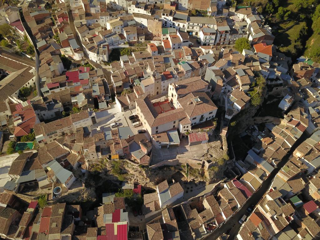 Manuel Fernandez Palomino informa que el contrato se ha adjudicado por un importe de 234.078 euros (IVA incluido) al Vicerrectorado de Investigación y Transferencia de la UJA, enmarcado en una inversión global de 3 millones de euros, procedentes del Ministerio de Turismo.