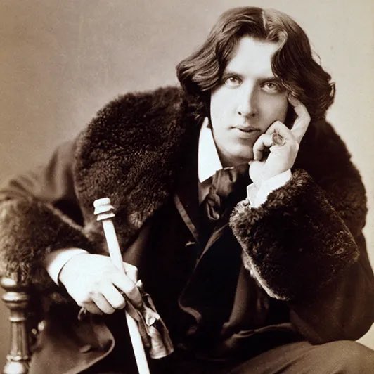 Dorian Gray’in portresi kitabı ile Perişan adlı şarkı aynı kaderi paylaşıyor.
Oscar Wilde  hakimin sorduğu sorular ile Mabel Matiz’e sorulan sorular neredeyse birebir.
