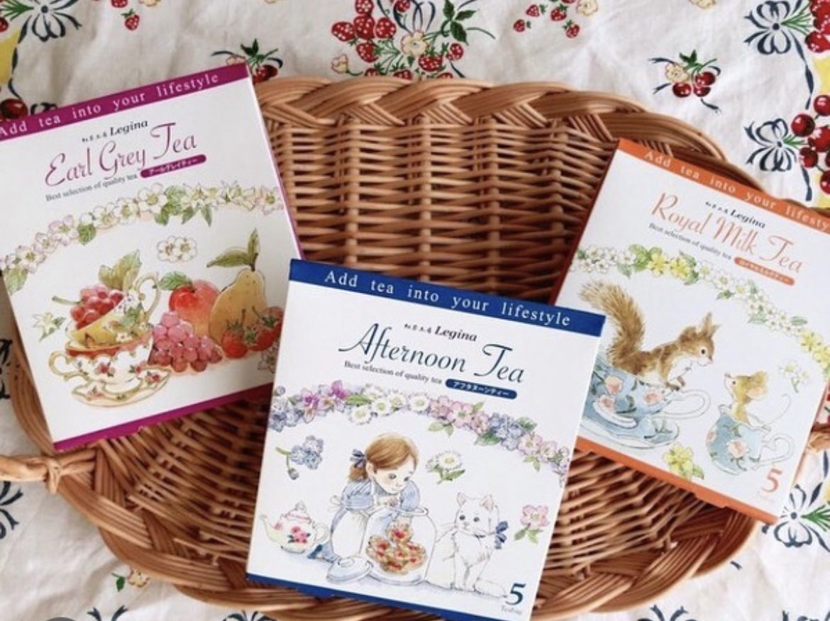 Calendar 2026
奈良にある紅茶工房Legina様のギフトボックスに描かせていただいた女の子と白猫を主人公に。12ヶ月のお茶会の旅を
楽しめるカレンダー🫖🗓️
遅い時期の発売ながら、たくさんの方にお迎えいただきありがとうございました。