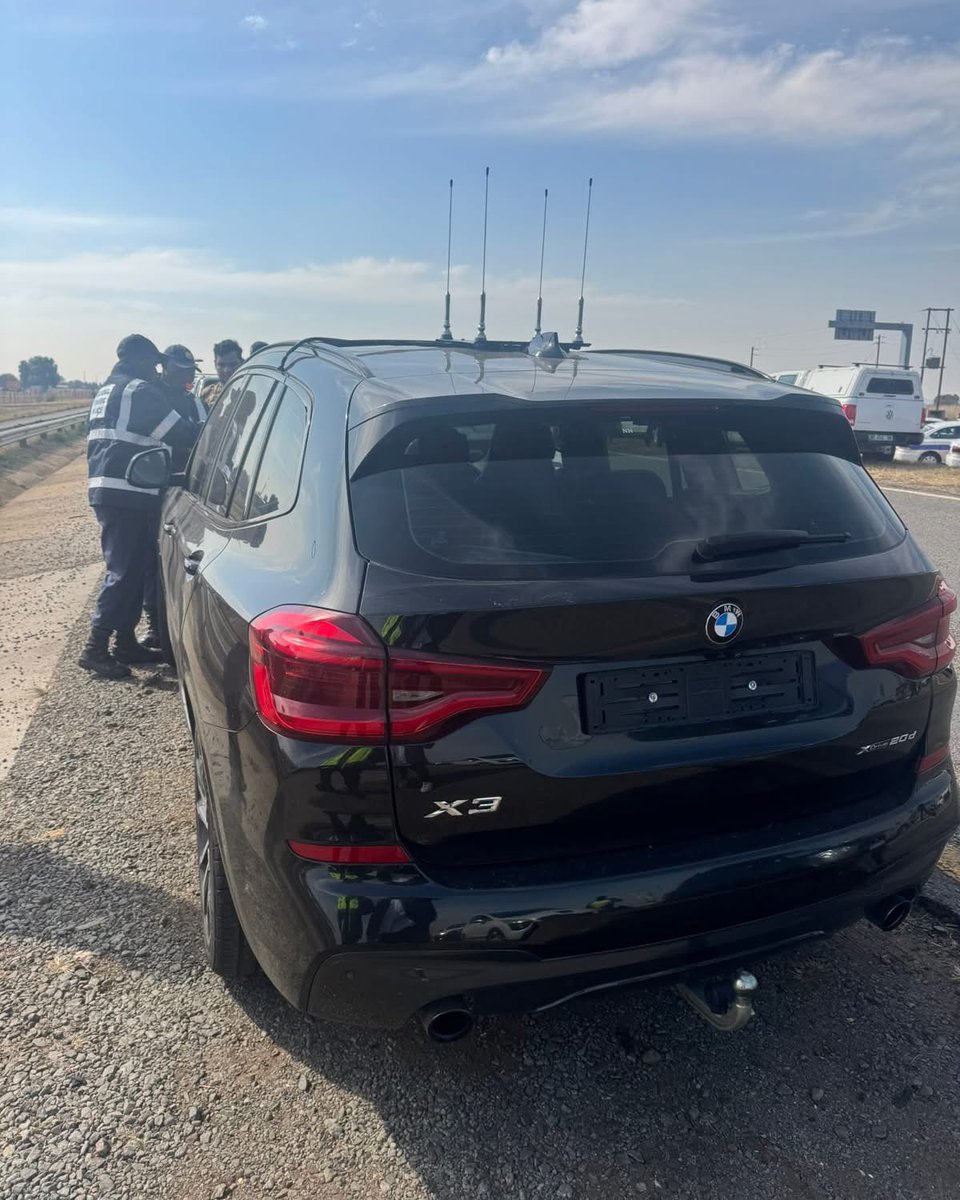 Ndi_Muvenda_'s tweet image. Government Warns Motorists Not To Yield To Private Security Vehicles Flashing White Lights