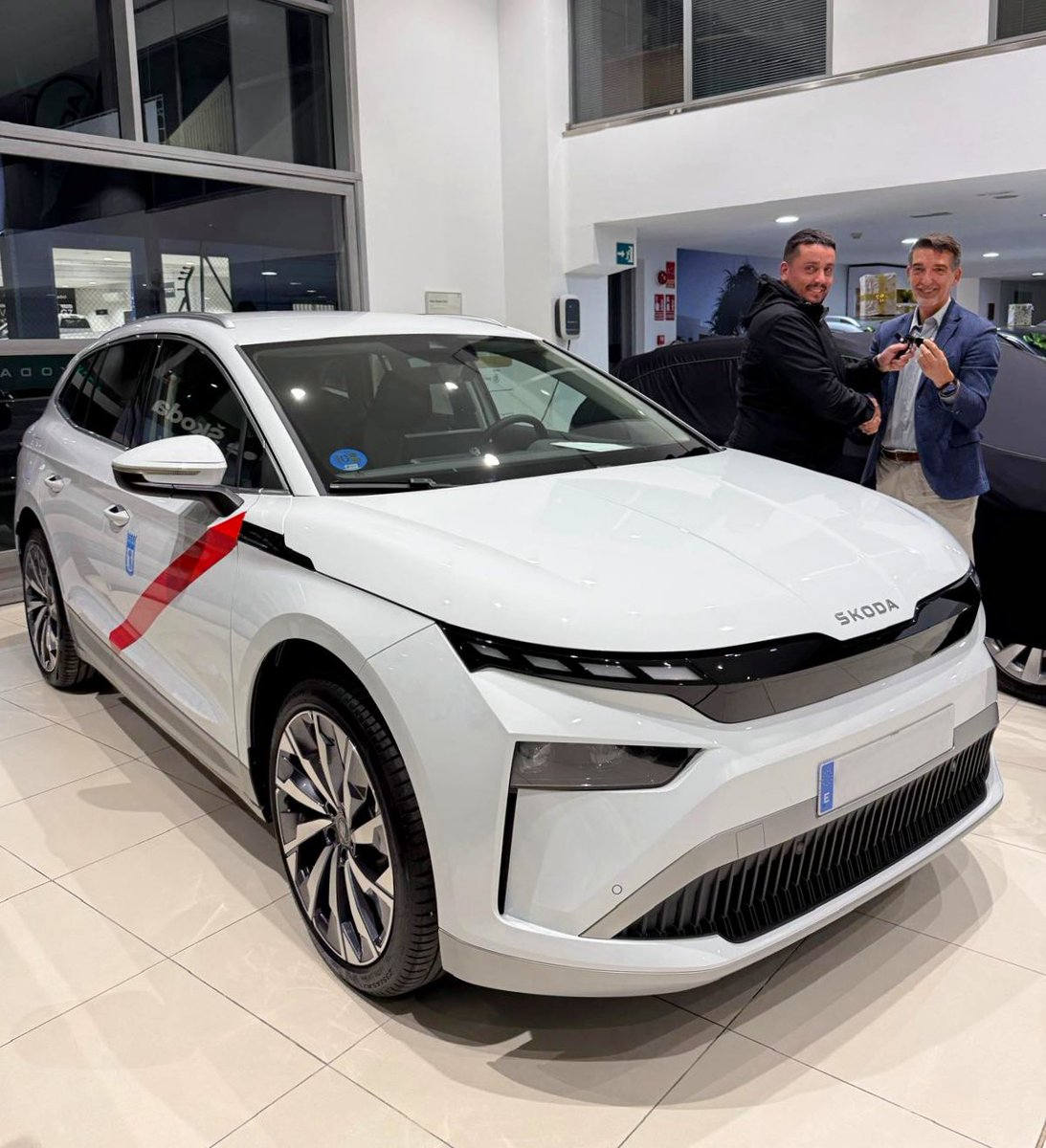 condetaxi's tweet photo. Hemos decidido empezar el año muy eléctrico⚡️

Francisco ya tiene su nuevo Skoda Enyaq Taxi🚕 Más de 500km de autonomía y máximo confort y espacio interior. Disfruta de esta nueva etapa!

Gracias por vuestra confianza🤝 https://t.co/Q9z8XMDfnx