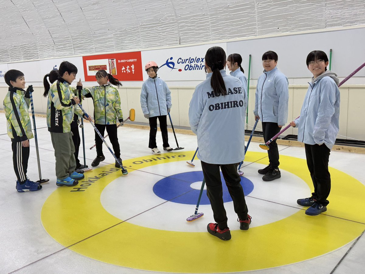 1月は大会が多いため週末練習はお休みですが、
その分、平日に週2回練習がある週もあります！

本日は金曜日夜練習でした✨

ヘルメット組も、少しずつですが
ロングゲームができるように成長しています👏

男子中学生は畜大生との練習試合、
女子は小・中学生合同で練習試合を行いました！